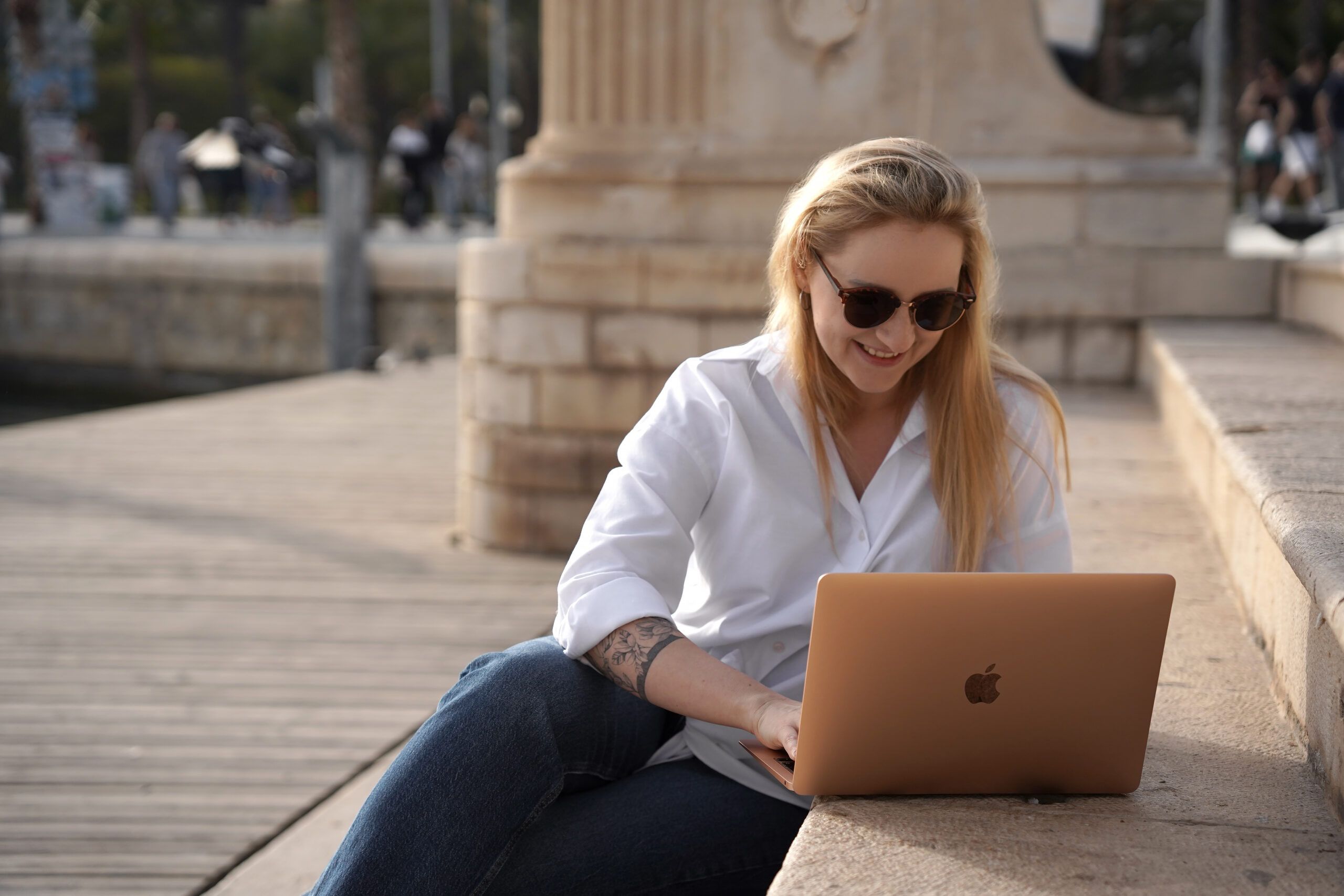 Marysia pracuje przy laptopie